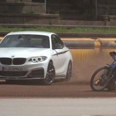 Дрифт-дуэль BMW M235i купе и кроссового мотоцикла