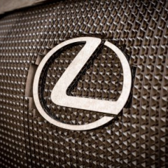 Компания Lexus показала электрокар из картона