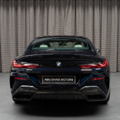 BMW M850i xDrive Gran Coupe представлен в цвете черный металлик Carbon Black