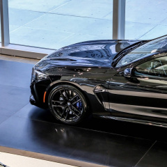 BMW M8 F92 в сапфировом черном металлике в нью-йоркском автосалоне