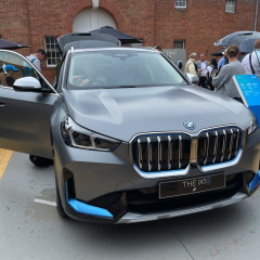 BMW iX1 с xLine в цвете Frozen Pure Grey празднует свою публичную премьеру на Фестивале скорости в Гудвуде