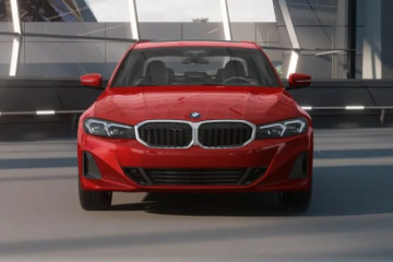 На видео 2023 BMW 330e LCI цвета Melbourne Red BMW 3 серия F30-F35