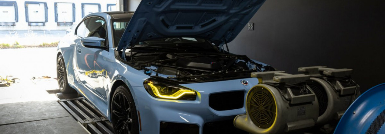 BMW M2 2023 демонстрирует повышенную мощность и крутящий момент в динамо-тесте