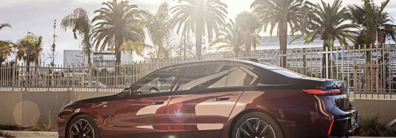 BMW демонстрирует умные двери 7 серии 2023
