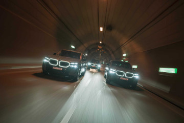 BMW XM 2023 года озаряет ночь в новой фотосессии BMW XM G09