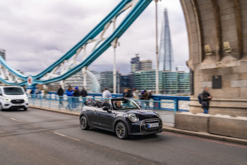 Кабриолет MINI Cooper SE на улицах Лондона BMW Всё о MINI COOPER Все MINI