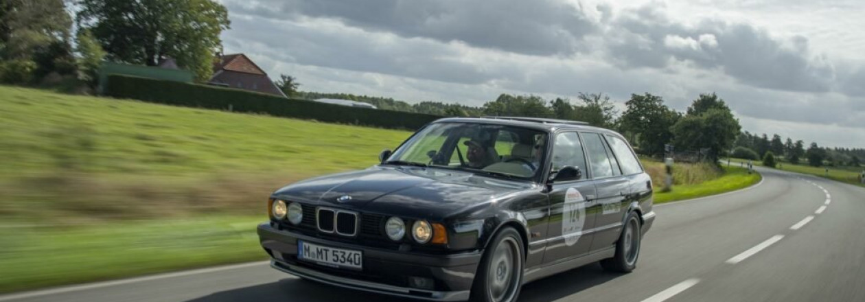 Редкий BMW E34 M5 Touring преодолевает Нюрбургринг