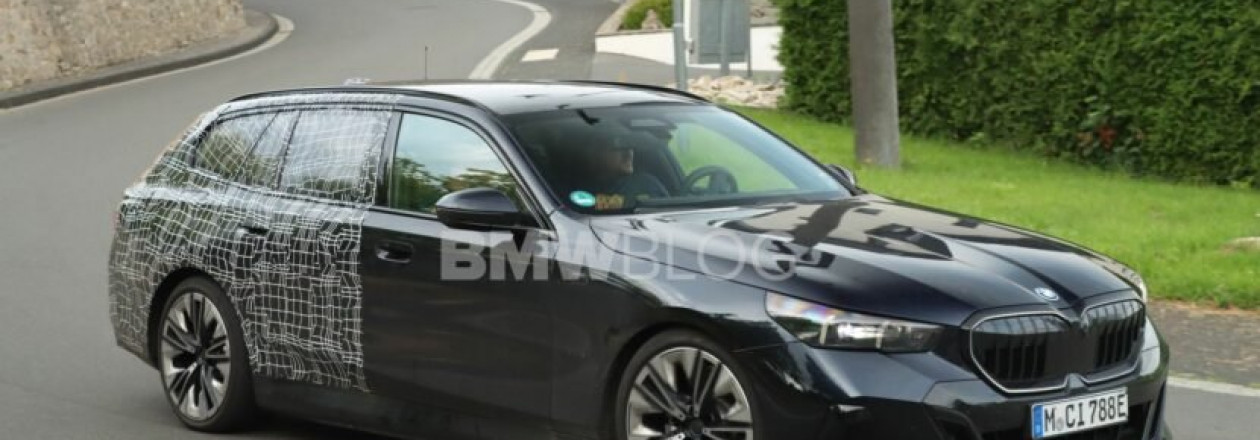 2024 BMW 5 серии Touring Plug-In Hybrid, оснащенный пакетом M Sport