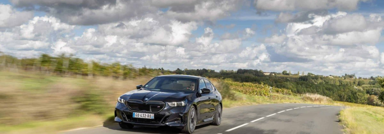 BMW i5 M60 в цвете M Carbon Black представлен в галерее Mega Photo Gallery