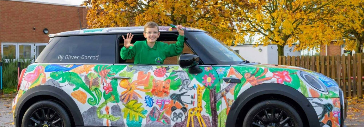 Девятилетний ребенок разрисовал электромобиль MINI