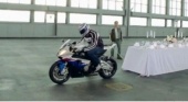 Фокус на мотоцикле BMW BMW Мир BMW BMW AG