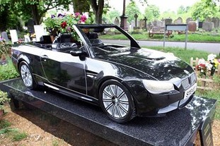 В Британии установили каменный BMW :: BMW 3 серия E90-E93