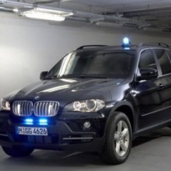 Компания BMW защитила внедорожник X5 от выстрелов из "Калашникова"