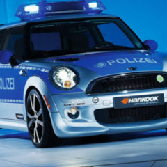 Полицейские будут ездить на электро-Mini