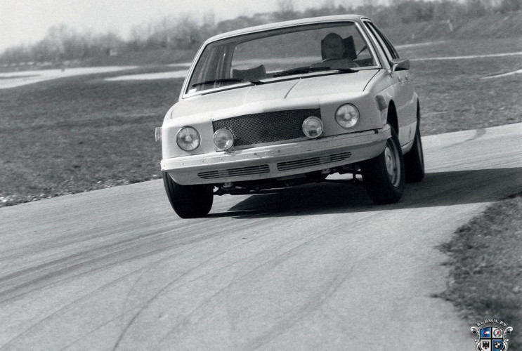 Как заказать уникальную курсовую работу по автомобильной промышленности BMW 7 серия E23