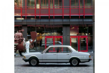 Проверка состояния, замена щеток и регулировка угла стеклоочистителей :: BMW :: 7 серия :: E23 Проверка состояния, замена щеток и регулировка угла стеклоочистителей BMW 7 серия E23