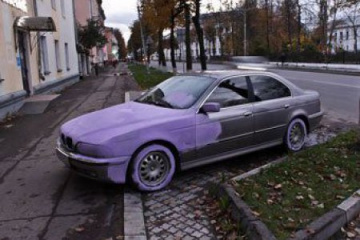 Новгородские маляры перекрасили припаркованную у тротуара BMW в розовый цвет BMW Мир BMW BMW AG