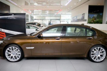 Компания BMW представит в Дубае автомобиль, посвященный 40-летней годовщине ОАЭ BMW 7 серия F01-F02