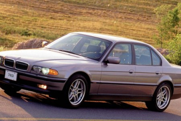 BMW 7 Серии. BMW 745Li: портрет на фоне пагод. BMW 7 серия E38