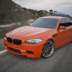 BMW M5 в кузове F10 цвета Valencia Orange