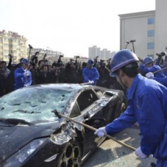 Недовольный хозяин BMW разгромил автосалон