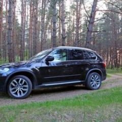 BMW X5 - один из самых популярных кроссоверов премиум класса