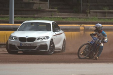 Дрифт-дуэль BMW M235i купе и кроссового мотоцикла BMW 2 серия F22-F23