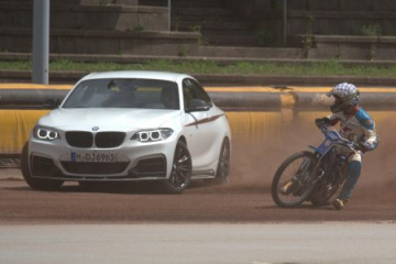 Дрифт-дуэль BMW M235i купе и кроссового мотоцикла BMW 2 серия F22-F23
