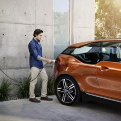 Электрокары BMW получат возможность зарядки от фонарных столбов