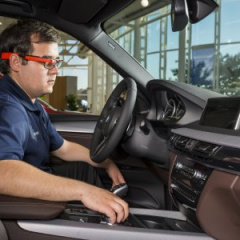 Работникам американского завода BMW выдали очки Google Glass