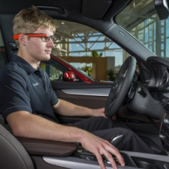 Работникам американского завода BMW выдали очки Google Glass