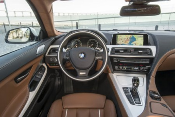 Девушка тестирует BMW 6 series Coupe 2011 BMW 6 серия F12-F13