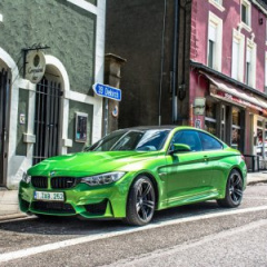 BMW M4 в цвете Signal Green