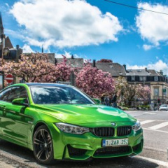 BMW M4 в цвете Signal Green