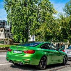 BMW M4 в цвете Signal Green