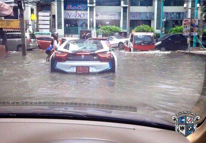 В Таиланде утонул BMW i8