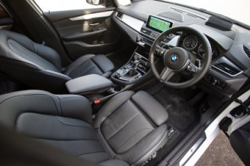 Проверка состояния, замена щеток и регулировка угла стеклоочистителей :: BMW :: 2 серия :: F46GT Проверка состояния, замена щеток и регулировка угла стеклоочистителей BMW 2 серия F46GT
