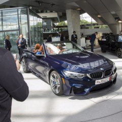 В музее BMW Welt вручили BMW M3 и M4 клиентам из Канады