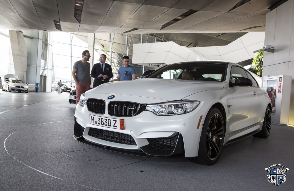 В музее BMW Welt вручили BMW M3 и M4 клиентам из Канады
