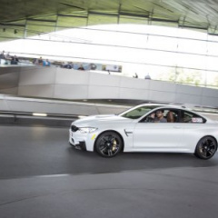 В музее BMW Welt вручили BMW M3 и M4 клиентам из Канады