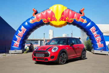 Red Bull Flugtag 2015: MINI окрыляет BMW Всё о MINI COOPER Все MINI