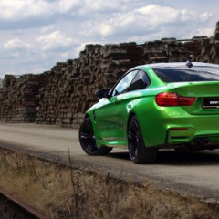 Фотосет с BMW M4 в цвете Java Green