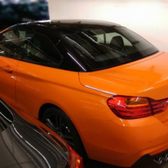 Кабриолет BMW 435d xDrive M Sport в контрастной окраске из каталога BMW Individual