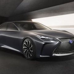 Новый Lexus LF-LC попал в объективы фотокамер вместе с Porsche и BMW