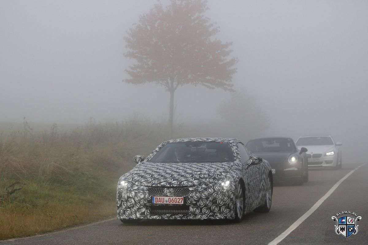 Новый Lexus LF-LC попал в объективы фотокамер вместе с Porsche и BMW