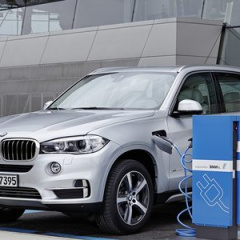 Презентован обновленный гибридный BMW X5