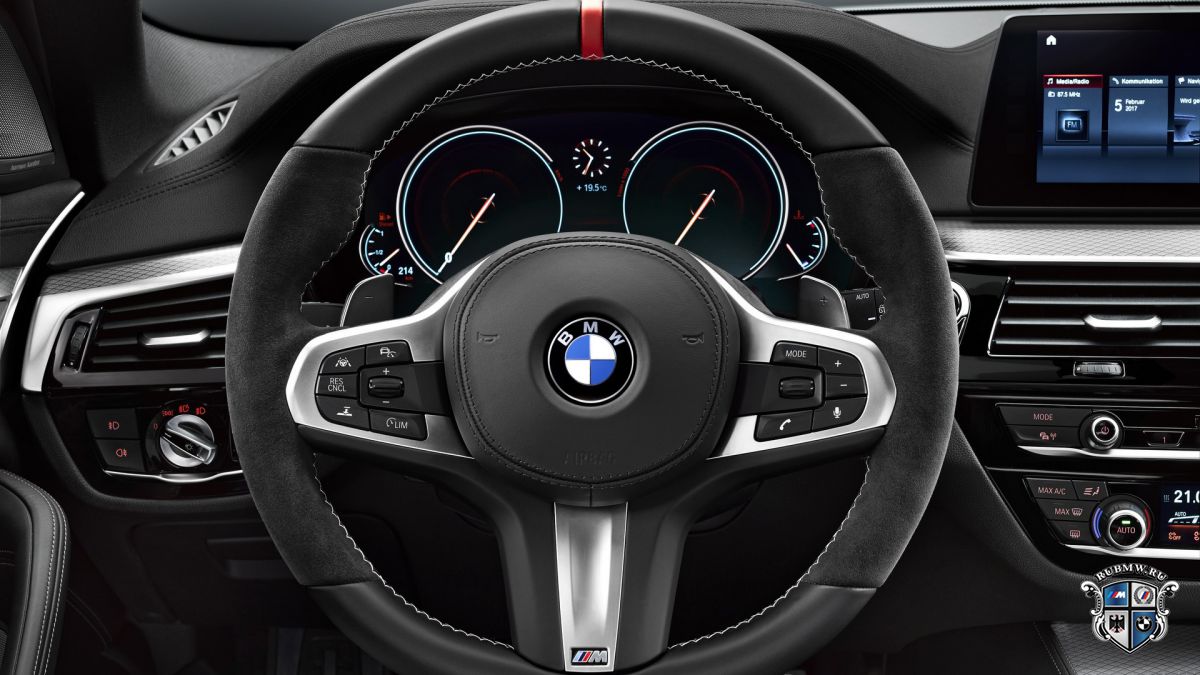 В Женеве показали BMW 5 Series Touring с пакетом M Performance