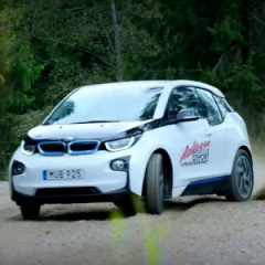 Экс-чемпион Европы по ралли показал дрифт на BMW i3 (Видео)