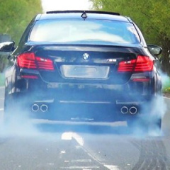 BMW M5 F10 с «говорящей» выхлопной системой от Akrapovic