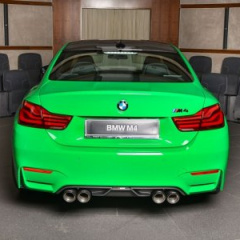 Купе BMW M4 в Individual Signal Green на BMW Abu Dhabi Motors